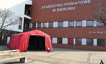 Czerwony namiot rozłożony przed budynkiem Starostwa